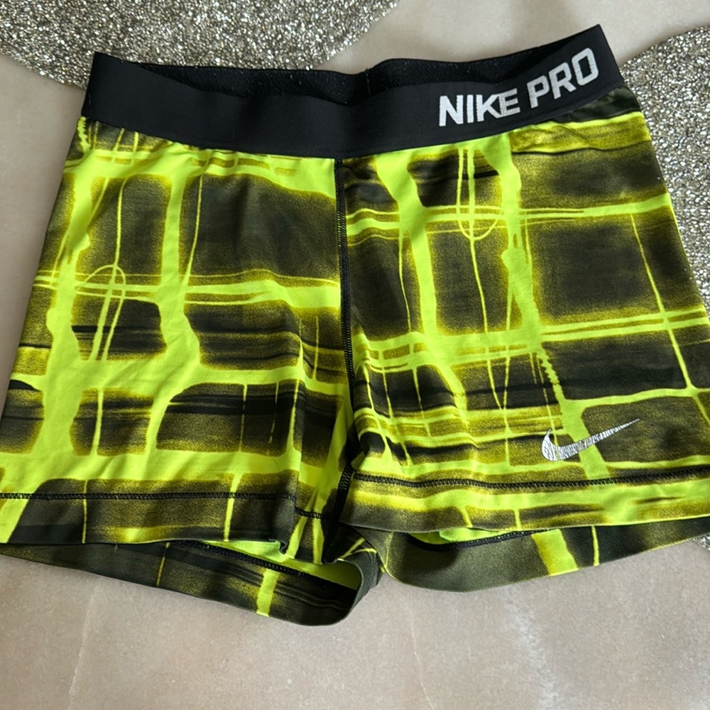 Nike dry fit shorts lg